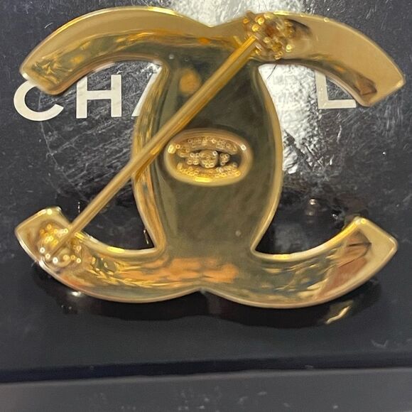 Chanel Vintage Turn Lock Interlocking CC Brooch from 1996. - Picture 2 of 5